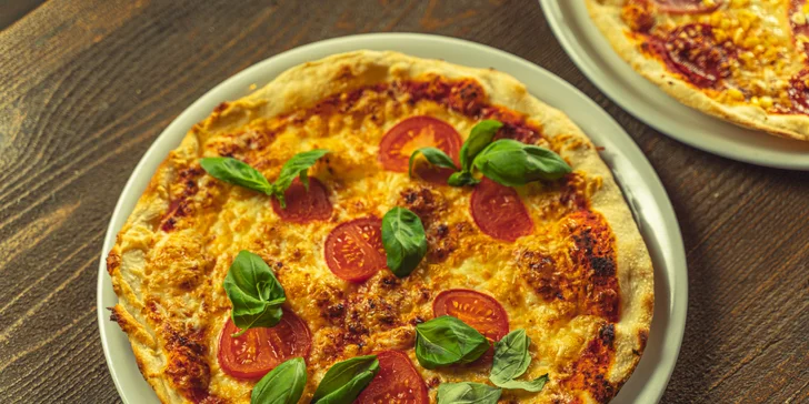 V nabídce jsou pizzy se smetanovým i rajčatovým základem, varianty naložené šunkou i vegetariánská verze. 