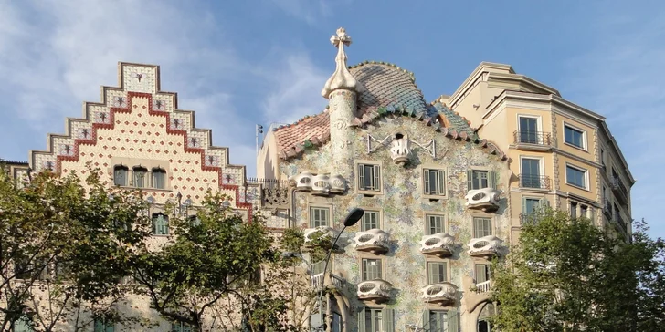 Uvidíte spoustu fascinujících staveb A. Gaudího. Třeba tuhle: Casa Batlló. 