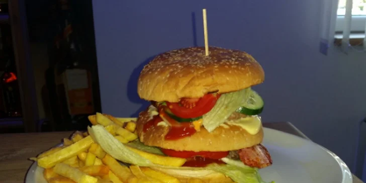 Dobrotami napěchované burgery pro dva strávníky a porce hranolků