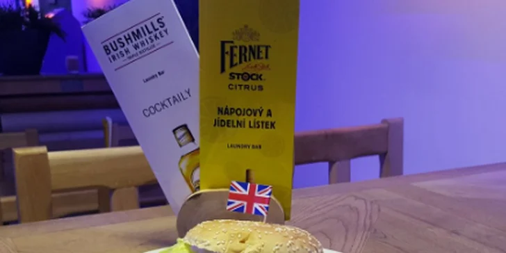 Dobrotami napěchované burgery pro dva strávníky a porce hranolků