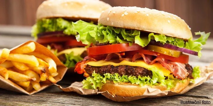 Dobrotami napěchované burgery pro dva strávníky a porce hranolků