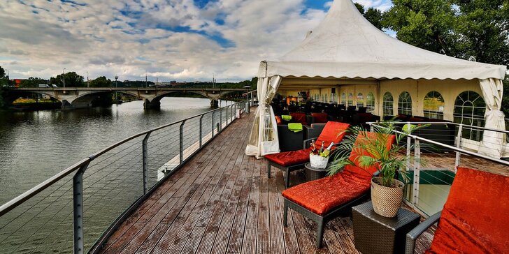 Nevšední romantika na Vltavě: letní pobyt pro 2 s polopenzí a wellness na lodi