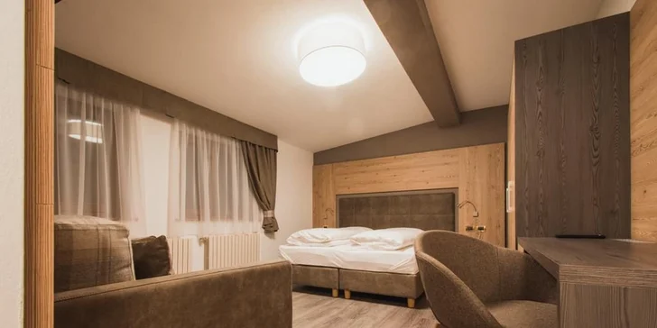 Na pokoji najdete také trezor a minibar.