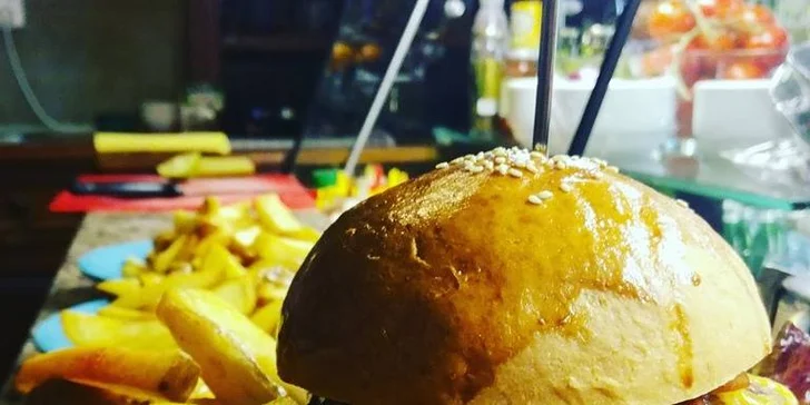 BBQ Angus burger s poctivým hovězím masem a steakovými hranolky