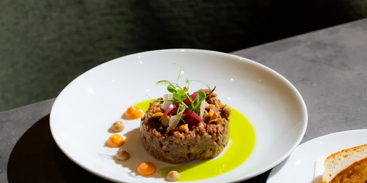Gastronomický zážitok si môžete vychutnať v dizajnovom prostredí, ktoré dýcha eleganciou a komfortom.