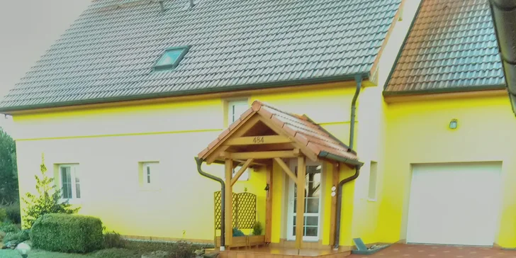 Příprava na jaro: čištění zámkové dlažby od profíků