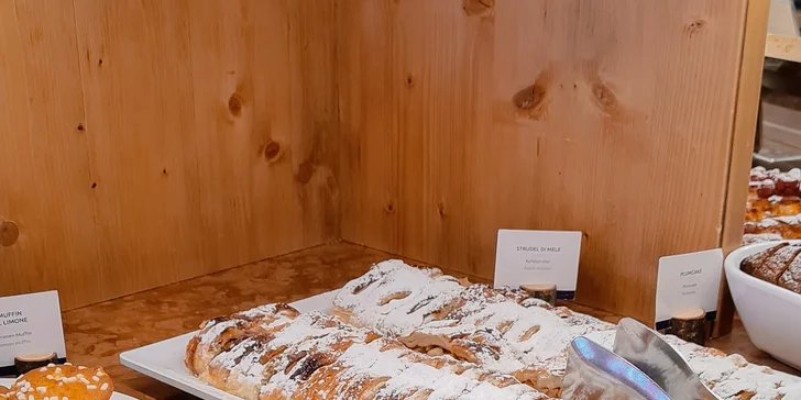 Pre ďalšie kulinárske zážitky je pripravená reštaurácia La Perla del Lago (Perla Jazera).