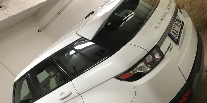 Nejdříve vůz ručně umyjí, odstraní drobné škrábance, náletovou rez a další hrubé nečistoty. 