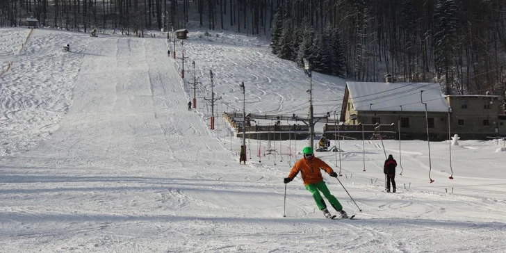 Celodenní lyžovačka v Beskydech: Užijte si sníh ve Skiareálu Opálená