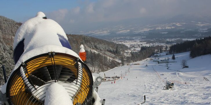 Celodenní lyžovačka v Beskydech: Užijte si sníh ve Skiareálu Opálená
