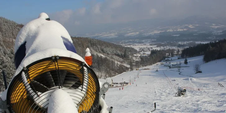 Celodenní lyžovačka v Beskydech: Užijte si sníh ve Skiareálu Opálená