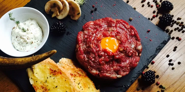 Zvěřinový tatarák: 150 či 300 g jeleního bio masa s opečenou bagetou