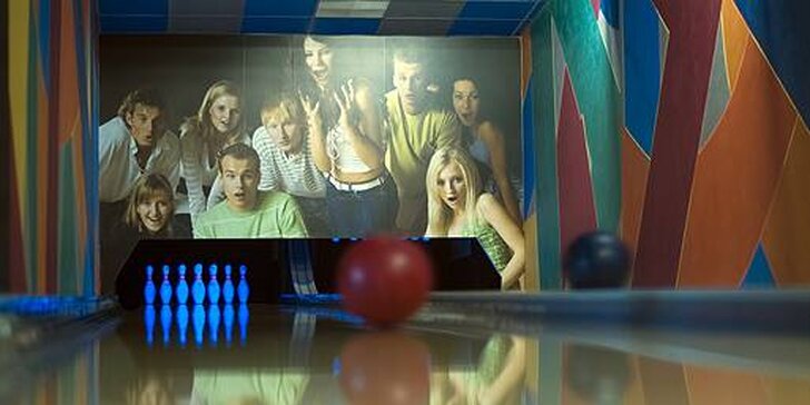 Hodina aktivní zábavy pro partu či rodinu: Bowling až pro 8 hráčů