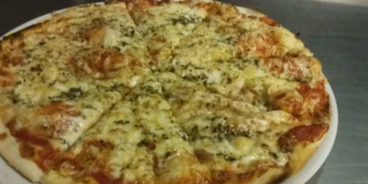 Hodina zábavy a skvělé jídlo: Pizza a bowling až pro 8 hráčů