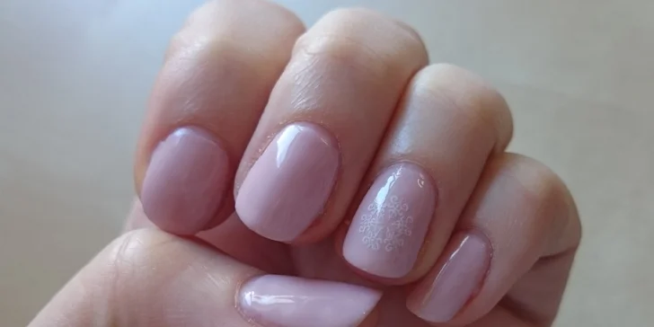 Věnujte svým nehtům péči: kompletní manikúra s aplikací laku Shellac