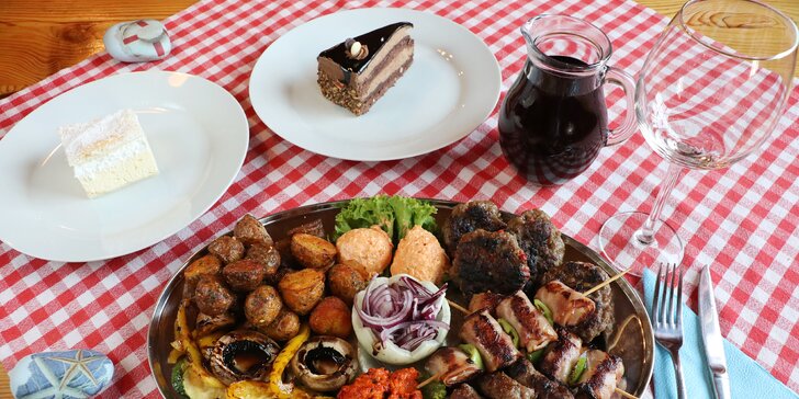 Pravá balkánská hostina pro 2: masová mísa, víno nebo pivo a dezert na závěr