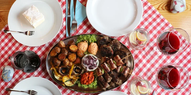 Pravá balkánská hostina pro 2: masová mísa, víno nebo pivo a dezert na závěr