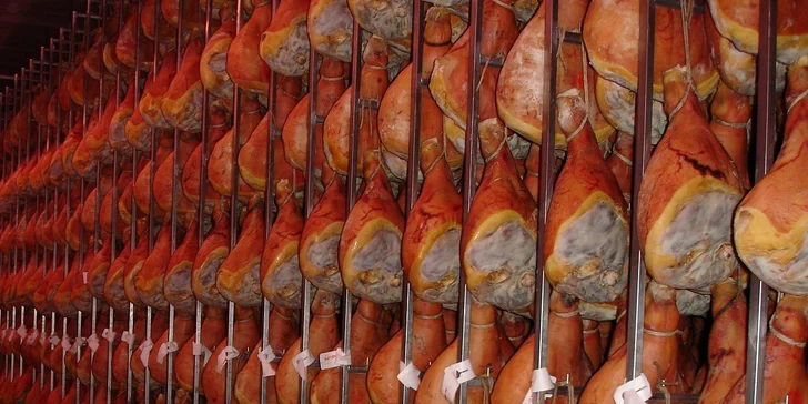 0,5 kg parmské šunky a 1 l francouzského vína