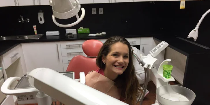 Ordinační bělení gelem a modrým laserovým světlem + bělicí pero pro domácí péči