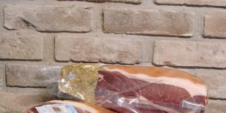 0,5 kg parmské šunky a 1 l francouzského vína