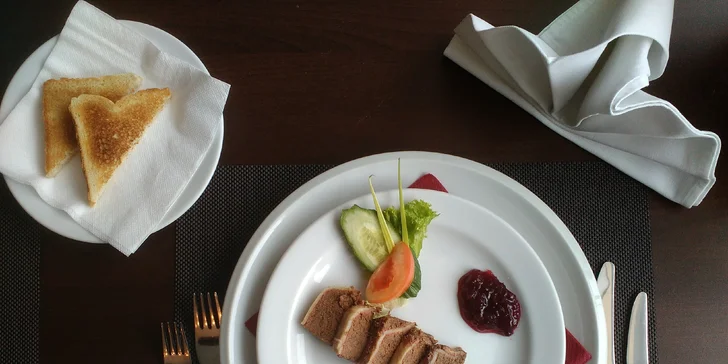 Jesenické menu pro dva: domácí paštika a půlka kachny se zelím a knedlíky