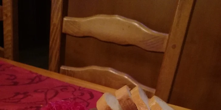 Poctivá krkovice z grilu s chlebem, křenem i hořčicí