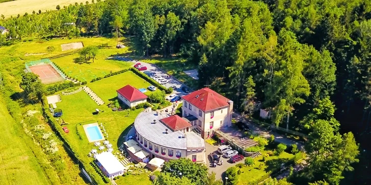 Areál se nachází na klidném místě v CHKO Brdy, trasy začínají hned za hotelem. Zdarma vám půjčí nordic walking hole. 