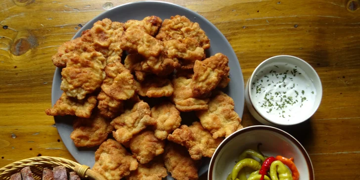 K řízečkům dostanete okurky, beraní rohy a česnekový dip. 