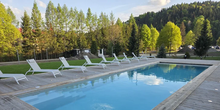 Užite si príjemné osvieženie a dokonalý relax pri vonkajšom bazéne, ktorý je vám plne k dispozícii počas celej letnej sezóny.