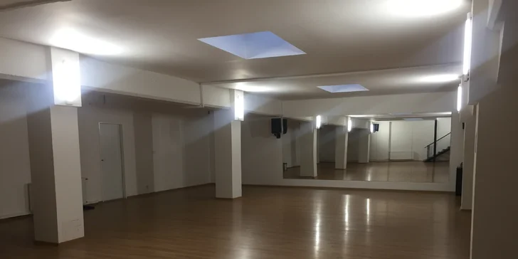 Taneční kurzy pro maminky s dětmi: latina s miminky v šátku nebo tanečky