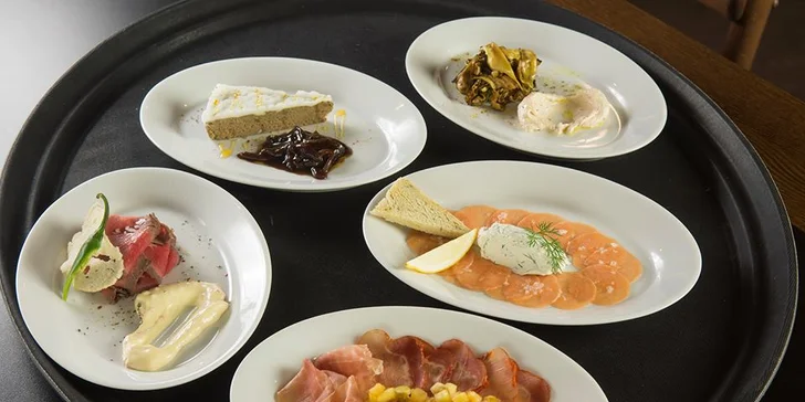 4 talíře teplých a studených tapas podle výběru a 2 piva šnyt