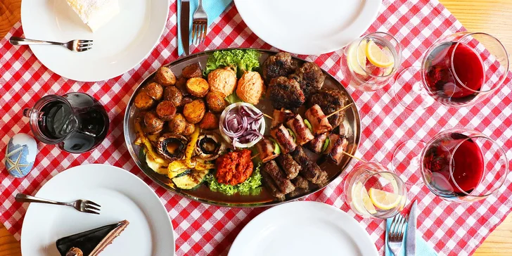 Pravá balkánská hostina pro 2: masová mísa, víno nebo pivo a dezert na závěr