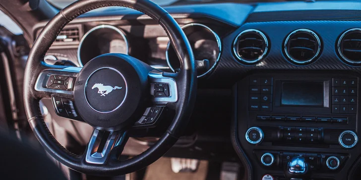 Do Mustangu můžete usednout na 15 min. jako spolujezdec, na 15–60 min. jako řidič, nebo si ho rovnou zapůjčte až na 3 dny. 