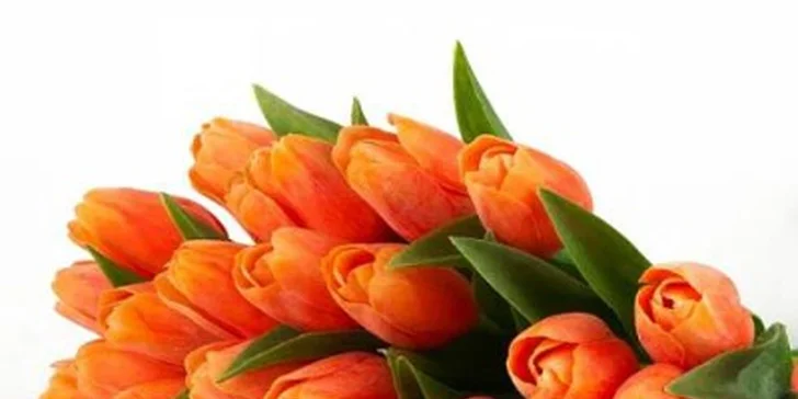 Nádherný valentýnský pugét z růží nebo kytice z barevných tulipánů