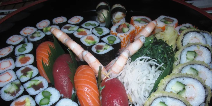 Hostina plná zdravých lahůdek: 54 čerstvých kousků lahodného sushi