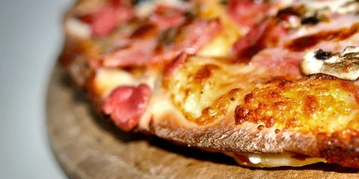 2 obrovské pizzy dle výběru a doručení až domů v okolí Kuřimi