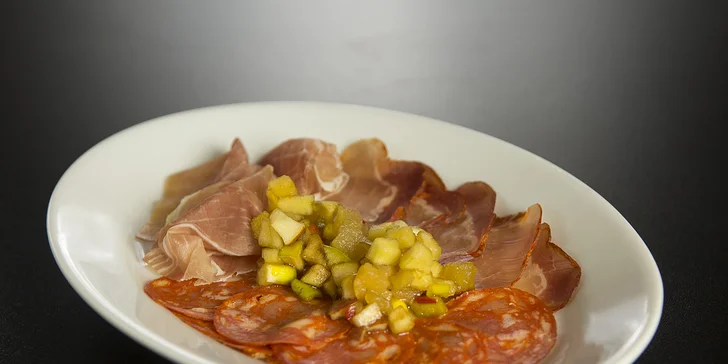 4 talíře teplých a studených tapas podle výběru a 2 piva šnyt