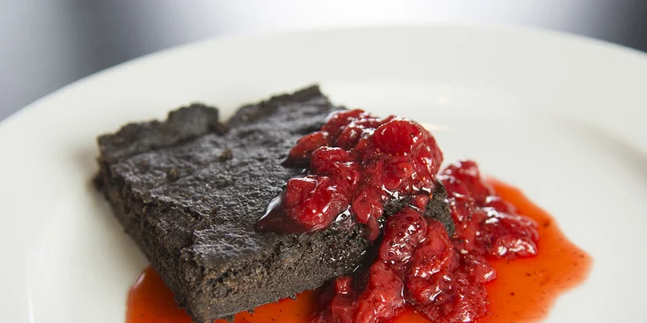 4 talíře teplých a studených tapas podle výběru a 2 piva šnyt
