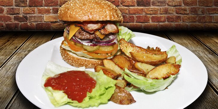 Pořádně napěchovaný Maxi Bacon burger s americkými bramborami