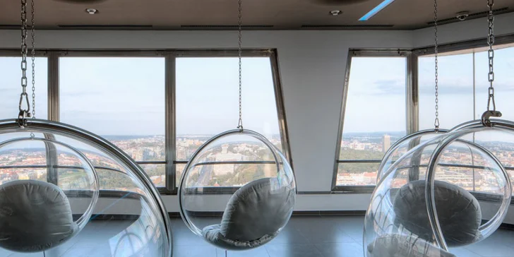 V Observatoři se můžete posadit do netradičního křesla a kochat se pohledem na Prahu. 