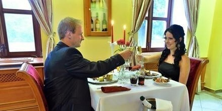Pobyt jako v pohádce: Wellness a romantická večeře při svíčkách pro dvě osoby