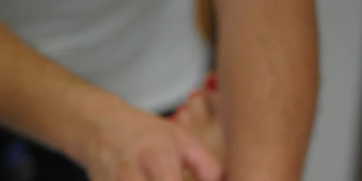 Půlhodinová masáž chodidel s koupelí a peelingem