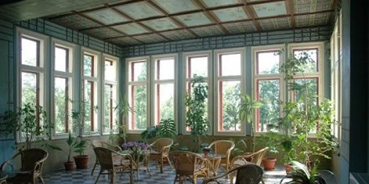 3499 Kč za TŘI romantické dny pro DVA na zámku Mostov. Snídaně, neomezený vstup do wellness, čokoládová masáž, 4chodová večeře. Poznejte kouzlo západních Čech se slevou 52 %.