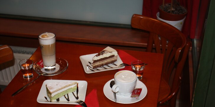 Lahodná káva a dort dle výběru v Pitomé kavárně