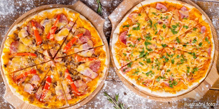 Dvě pizzy zdobené vašimi oblíbenými ingrediencemi