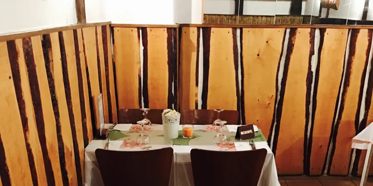 Menu pro 2 v restauraci Taj Mahal - nápoj, polévka a hlavní jídlo s masem i bez