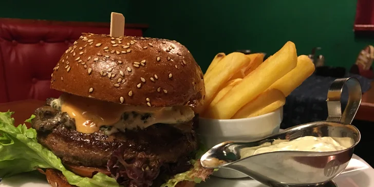 Výtečný burger z kvalitního hovězího nebo bez masa s grilovaným sýrem