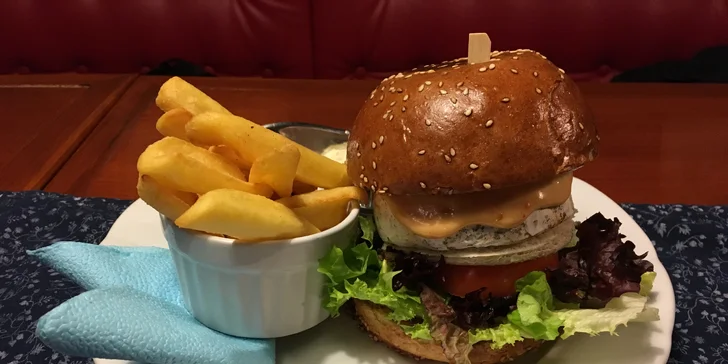 Výtečný burger z kvalitního hovězího nebo bez masa s grilovaným sýrem