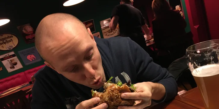 Výtečný burger z kvalitního hovězího nebo bez masa s grilovaným sýrem