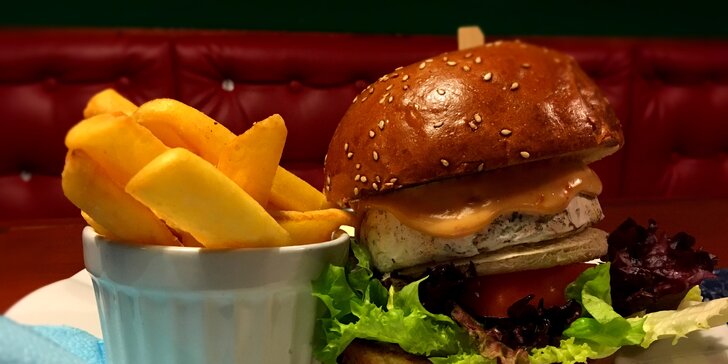 Výtečný burger z kvalitního hovězího nebo bez masa s grilovaným sýrem